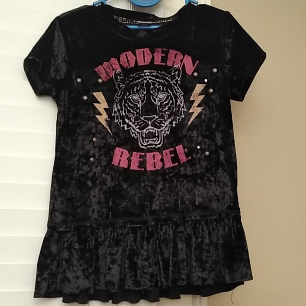Barley worn, still in GREAT condition One bkack an